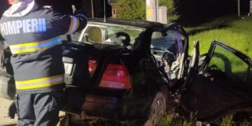 Tragedie pe șosele. O mașină în care se aflau trei tineri s-a izbit puternic de un cap de pod. Unul dintre ei a murit