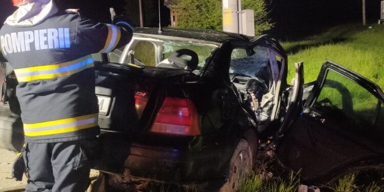 Tragedie pe șosele. O mașină în care se aflau trei tineri s-a izbit puternic de un cap de pod. Unul dintre ei a murit