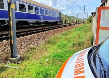 Accident mortal. Mai multe persoane sunt rănite după ce o autoutilitară s-a izbit violent de un tren