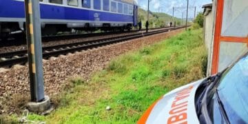 Accident mortal. Mai multe persoane sunt rănite după ce o autoutilitară s-a izbit violent de un tren