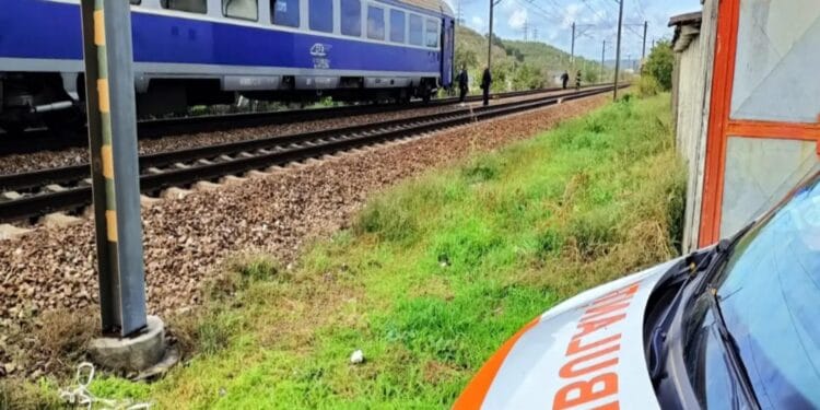 Accident mortal. Mai multe persoane sunt rănite după ce o autoutilitară s-a izbit violent de un tren