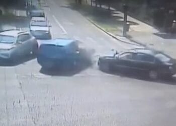 Șofer inconștient cu permisul în buzunar. A trecut pe roșu la semafor și a bușit tot în trafic!