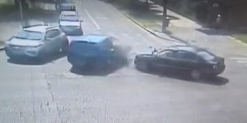 Șofer inconștient cu permisul în buzunar. A trecut pe roșu la semafor și a bușit tot în trafic!