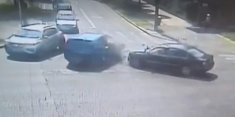 Șofer inconștient cu permisul în buzunar. A trecut pe roșu la semafor și a bușit tot în trafic!