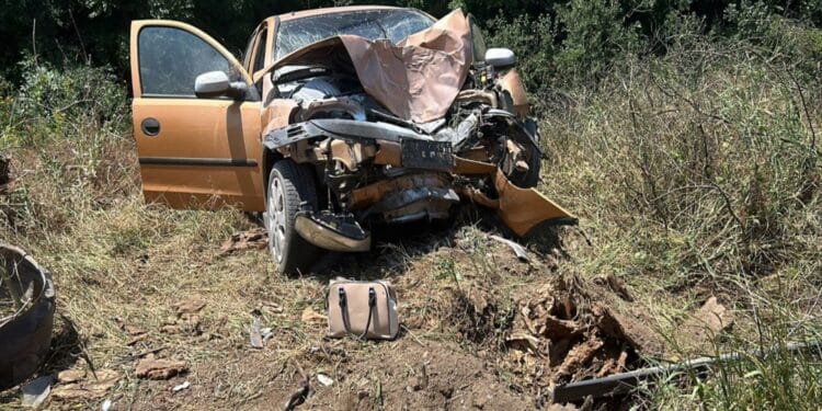 Accident violent. A murit după ce mașina s-a răsturnat și s-a izbit de un copac! Cauzele sunt tare necunoscute