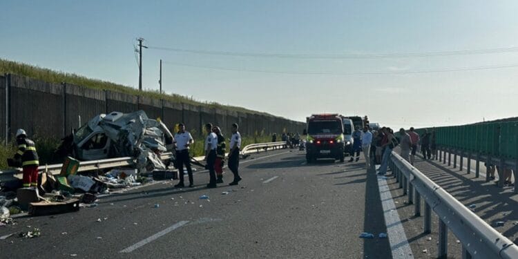 Un TIR a spulberat o dubă oprită pe drumul expres Pitești-Craiova. Un tânăr din Argeș a murit pe loc. Avea 2 copii