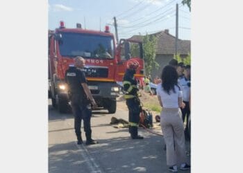 Accident grav. Un băiat de 16 ani, prins sub un autoturism în urma unui accident rutier. Mai era cu un alt adolescent pe motor