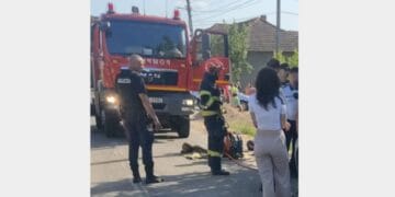 Accident grav. Un băiat de 16 ani, prins sub un autoturism în urma unui accident rutier. Mai era cu un alt adolescent pe motor
