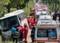 S-a activat Planul Roșu. Șoferul unui autocar plin cu pasageri a pierdut controlul volanului și a ieșit cu mastodontul în decor