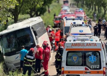S-a activat Planul Roșu. Șoferul unui autocar plin cu pasageri a pierdut controlul volanului și a ieșit cu mastodontul în decor