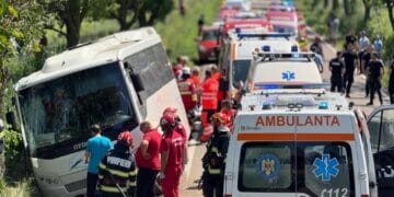 S-a activat Planul Roșu. Șoferul unui autocar plin cu pasageri a pierdut controlul volanului și a ieșit cu mastodontul în decor