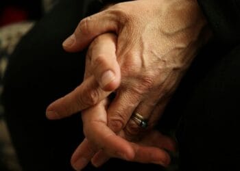 Guvernul alocă sume importante pentru persoanele vulnerabile. Banii vor acoperi coplata facturilor la energie electrică 