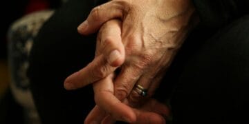 Guvernul alocă sume importante pentru persoanele vulnerabile. Banii vor acoperi coplata facturilor la energie electrică 