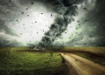 ALERTĂ METEO. Zonele unde vântul va lovi cu forța unui uragan. 13 județe din România sunt vizate