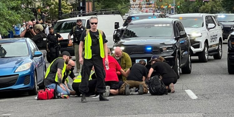 Persoane ucise într-un atac armat. Pe lângă adulții omorâți se află și un bebeluș! Un tânăr de 16 ani a deschis focul!