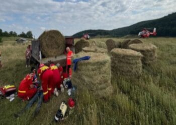 Tragedie fără margini. Au fost chemate două elicoptere SMURD pentru a salva viața unui bărbat peste care au căzut baloți de paie