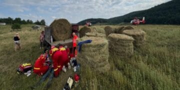 Tragedie fără margini. Au fost chemate două elicoptere SMURD pentru a salva viața unui bărbat peste care au căzut baloți de paie