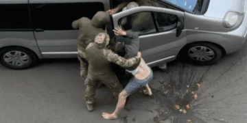 Câțiva ofițeri încearcă să urce un bărbat într-o dubă! L-a salvat un borcan cu murături!