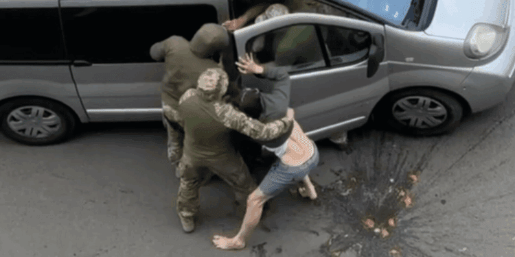 Câțiva ofițeri încearcă să urce un bărbat într-o dubă! L-a salvat un borcan cu murături!