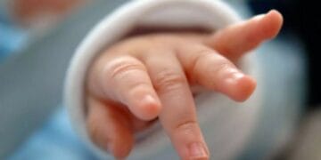 Un copil de un an a murit! Ce au descoperit legiștii la necropsie! Inițial se credea că are roșu în gât!