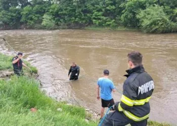 Căutări ale pompierilor. O fetiță de 3 ani este dată dispărută. Posibil să fi căzut în râu! 