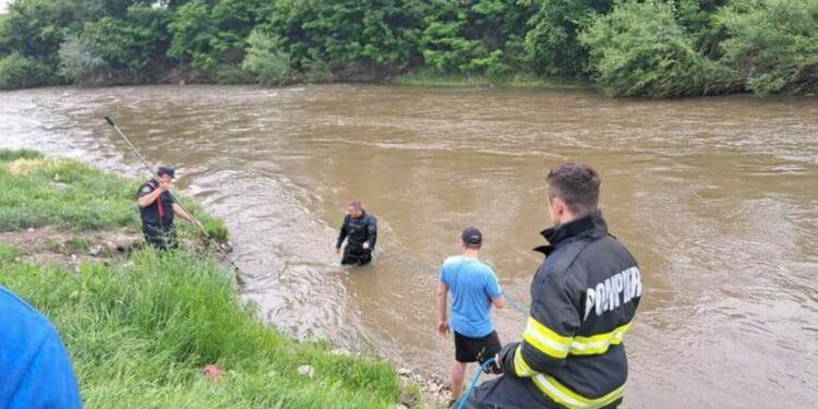 Căutări ale pompierilor. O fetiță de 3 ani este dată dispărută. Posibil să fi căzut în râu!