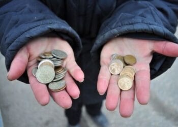 O femeie, a obligat o persoană cu grad accentuat de handicap, să cerșească. Respectiva îi luat toți banii, dar și indemnizația de la stat