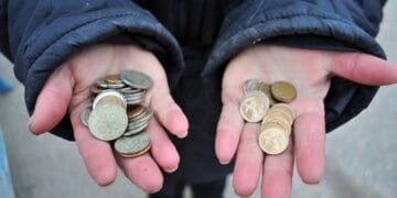 O femeie, a obligat o persoană cu grad accentuat de handicap, să cerșească. Respectiva îi luat toți banii, dar și indemnizația de la stat