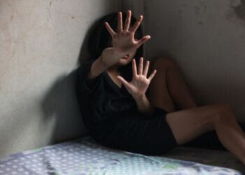 Caz îngrozitor. Cinci frați bătuți, umiliți, înfometați și obligați la scene horror de mama lor și partener