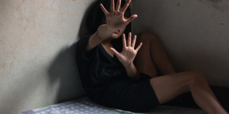 Caz îngrozitor. Cinci frați bătuți, umiliți, înfometați și obligați la scene horror de mama lor și partener