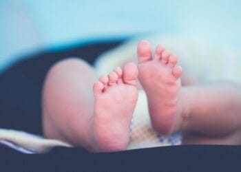 În loc să își ducă la grădiniță copilul, l-a uitat în mașină! Băiețelul de doar 2 ani, a decedat!