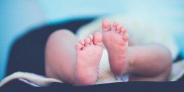 În loc să își ducă la grădiniță copilul, l-a uitat în mașină! Băiețelul de doar 2 ani, a decedat!