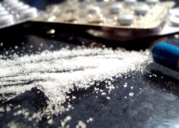 Femeie cercetată pentru trafic de droguri! Face parte dintr-un grup infracțional! Au fost reținute șapte persoane!