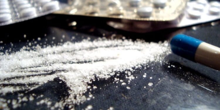 Femeie cercetată pentru trafic de droguri! Face parte dintr-un grup infracțional! Au fost reținute șapte persoane!