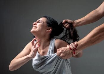 Femeie bătută cu sălbăticie de fostul soț. Victima voia să-l părăsească, iar agresorul a reacționat! Femeia a fost lăsată într-o baltă de sânge!