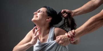 Femeie bătută cu sălbăticie de fostul soț. Victima voia să-l părăsească, iar agresorul a reacționat! Femeia a fost lăsată într-o baltă de sânge! 