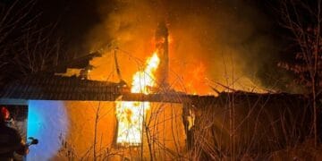 Femeie moartă în incendiu. Locuința i-a fost înghițită de flăcări. Salvatorii au resuscitat-o, însă fără succes! 