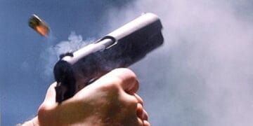 Focuri de armă în curtea unui hotel. Incident periculos cu cartușe de calibru mare. Ce au descoperit polițiștii, e halucinant!