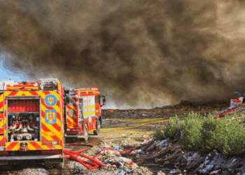 Un incendiu major a înghițit, tone de deșeuri. Fumul gros a ajuns în altă localitate, la câțiva kilometri distanță