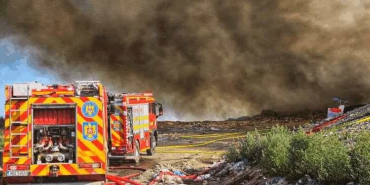 Un incendiu major a înghițit, tone de deșeuri. Fumul gros a ajuns în altă localitate, la câțiva kilometri distanță