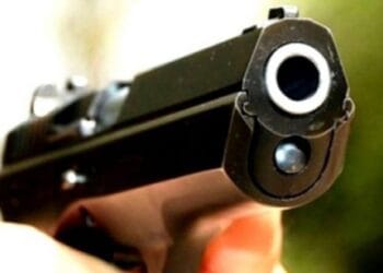 Un bărbat a atacat mortal doi aleși ai statului. Acesta lăsase un mesaj colegilor de apartament!