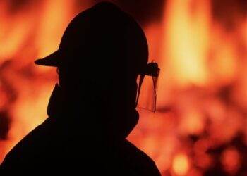 Incendiu mortal. Deflagrația a izbucnit de la o țigară aprinsă. O altă persoană se zbate între viață și moarte, din cauza arsurilor