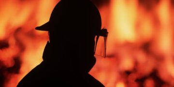 Incendiu mortal. Deflagrația a izbucnit de la o țigară aprinsă. O altă persoană se zbate între viață și moarte, din cauza arsurilor