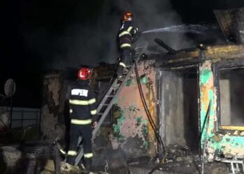Tragedie într-o familie. Un copil de 7 ani a murit carbonizat iar bunica lui s-a stins la spital după ce casa le-a ars ca o torță!