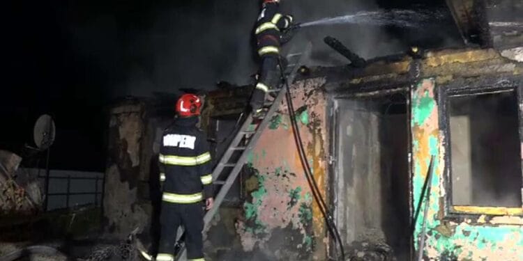 Tragedie într-o familie. Un copil de 7 ani a murit carbonizat iar bunica lui s-a stins la spital după ce casa le-a ars ca o torță!