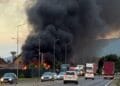 Incendiu puternic la o casă. Toți oamenii din locuințele învecinate s-au autoevacuat de urgență!