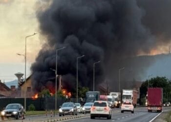 Incendiu puternic la o casă. Toți oamenii din locuințele învecinate s-au autoevacuat de urgență!