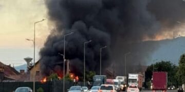 Incendiu puternic la o casă. Toți oamenii din locuințele învecinate s-au autoevacuat de urgență!