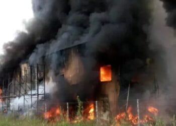 Incendiu violent. Patru case au fost afectate, din cauza unei lumânări lăsată aprinsă