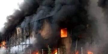 Incendiu violent. Patru case au fost afectate, din cauza unei lumânări lăsată aprinsă
